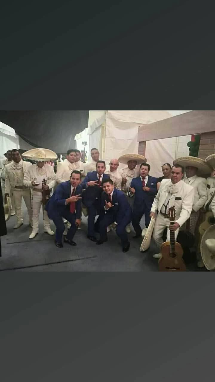 El grupo completo del Mariachi Veintiúnico de Querétaro posando con sus instrumentos y trajes de gala.